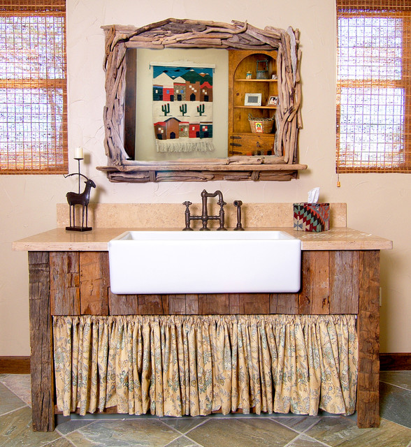 Nhờ chiếc gương tự trang trí bằng gỗ củi, phòng tắm trở nên rất bắt mắt