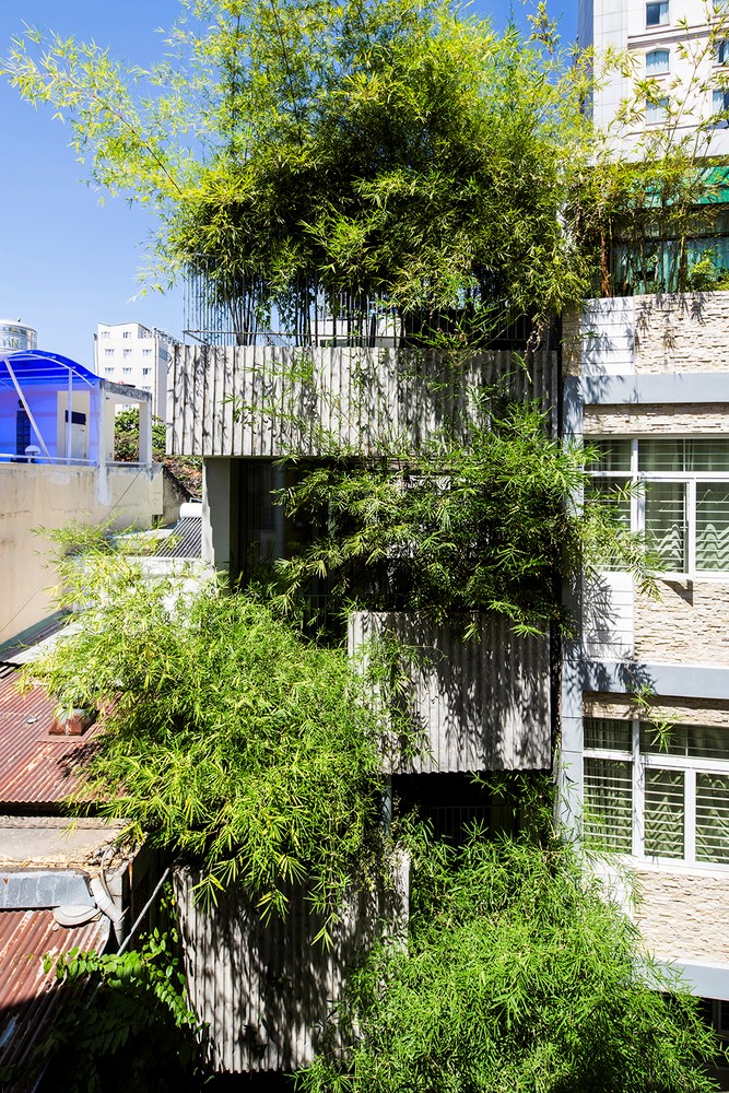 Với mong muốn trả lại mảng xanh cho Trái đất, các thiết kế của Kiến trúc sư Võ Trọng Nghĩa thường lấy yếu tố xanh của cây làm nền và tạo ra những không gian giao hòa cùng thiên nhiên. Bamboo House cũng là một trong số đó!